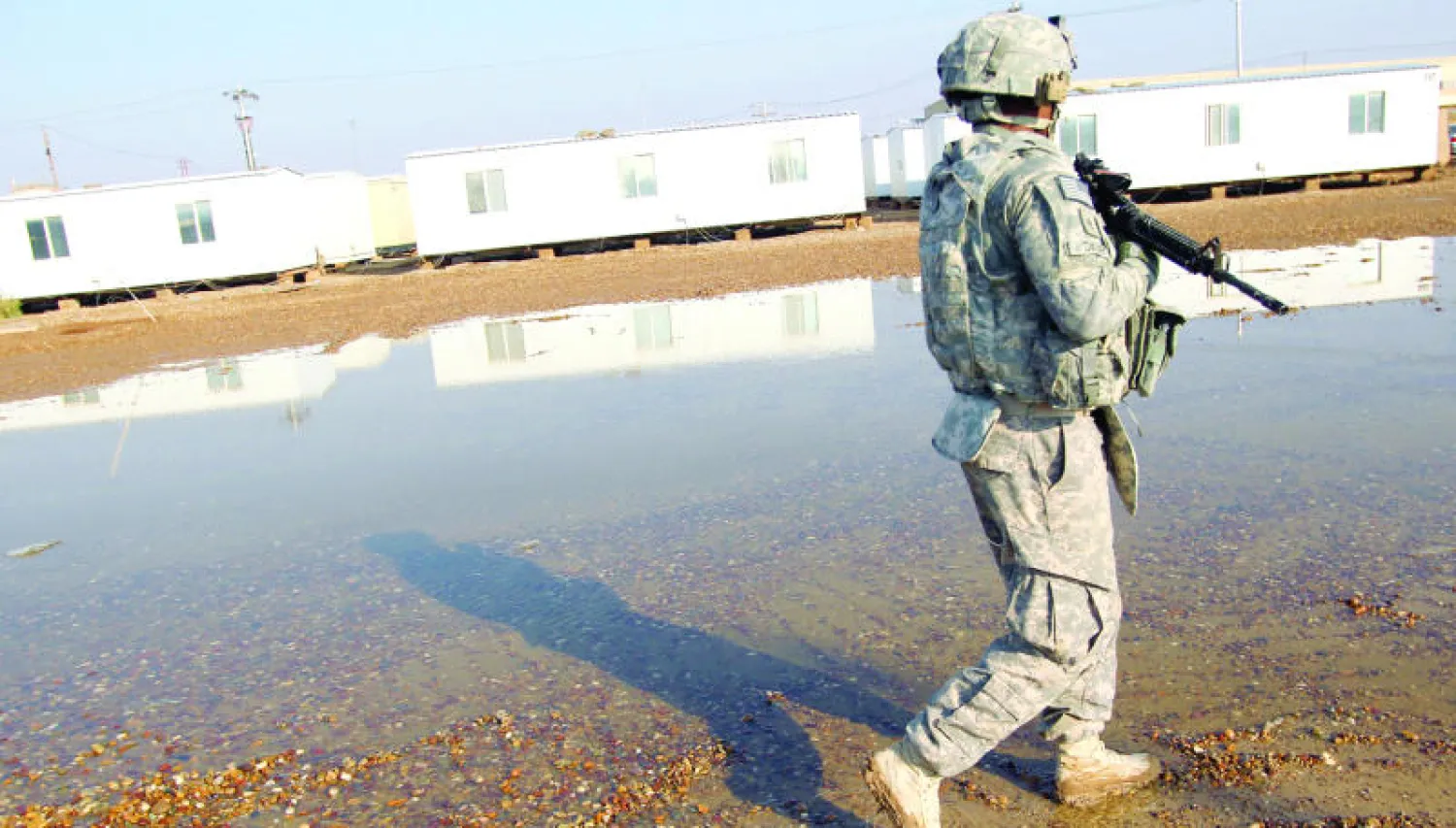 جندي أميركي داخل مجمع قاعدة تاجي أمس حيث يتدرب العراقيون لمحاربة {داعش} (أ.ف.ب)