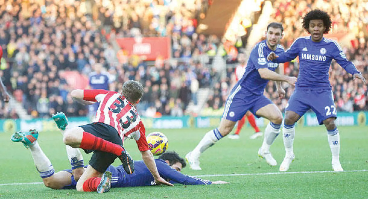 تارغيت مدافع ساوثهامبتون (33) عرقل فابريغاس فتلقى الأخير إنذارا (رويترز)