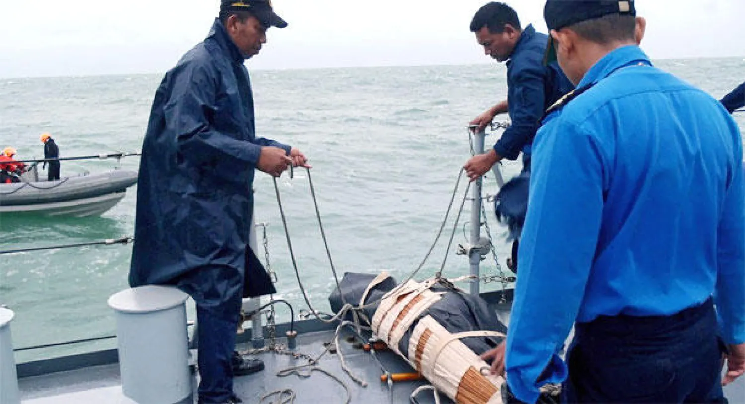 تردي حالة الطقس يوقف عمليات فرق الإنقاذ الاندونيسية