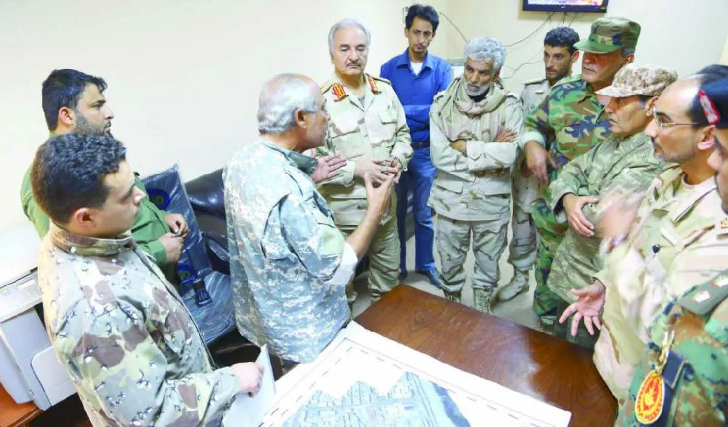 اللواء حفتر بين قواته في 3 ديسمبر (رويترز)