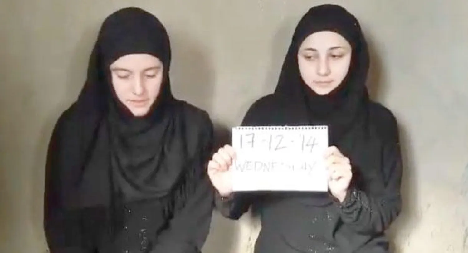 شريط فيديو تظهر فيه للمرة الأولى مواطنتان إيطاليتان فُقِدتا في سوريا منذ أغسطس الماضي مطالبتين حكومتهما بالتحرك لمساعدتهما.وتم تصوير الفيلم على الأرجح في 17 ديسمبر بحسب ما تشير إليه ورقة كُتب عليها تاريخ التصوير، وورد تعليق تحت الشريط وفيه {احتجاز جبهة النصرة لموظفتين إيطاليتين لمشاركة حكومتهما في التحالف ضدها} (أ.ف.ب)