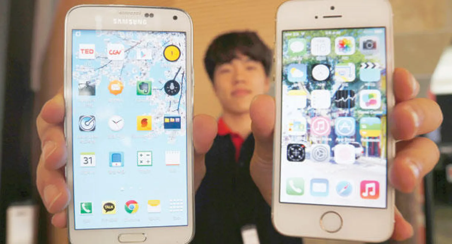 بائع يعرض هاتفي «سامسونغ» للبيع والشركة احدى اكبر الشركات المصدرة في كوريا الجنوبية (رويترز)