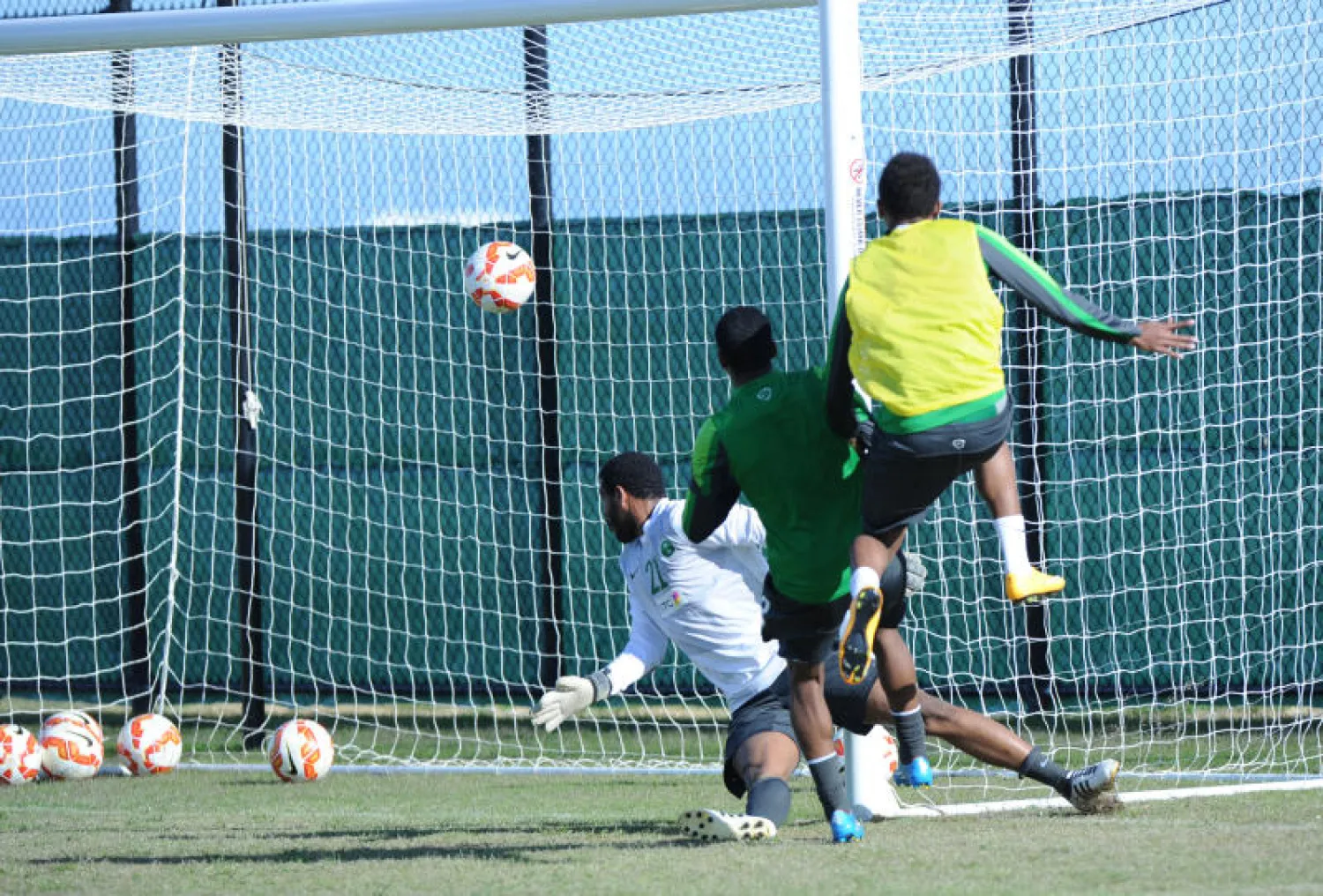 الأخضر يطير غدا إلى سيدني.. وآلام العضلة تبعد الجاسم عن المران