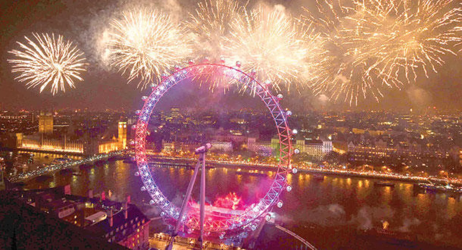 الألعاب النارية أمام مبنى البرلمان وساعة بيغ بين على نهر التيمس في لندن (أ.ف.ب)