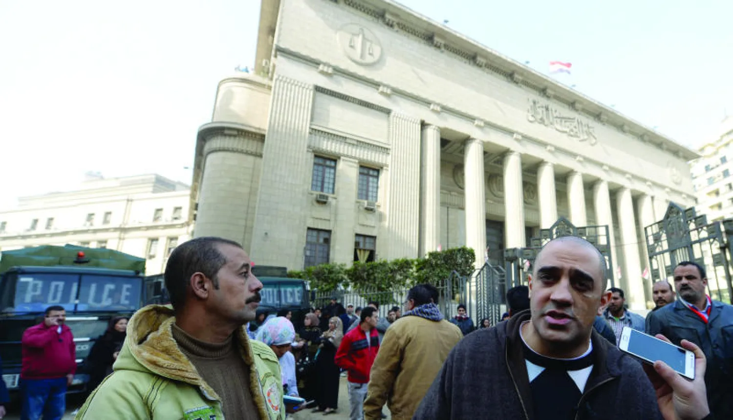 عادل فهمي شقيق محمد فهمي الإعلامي في قناة الجزيرة يتحدث لوسائل الإعلام أمام المحكمة العليا وسط القاهرة أمس (أ.ف.ب)