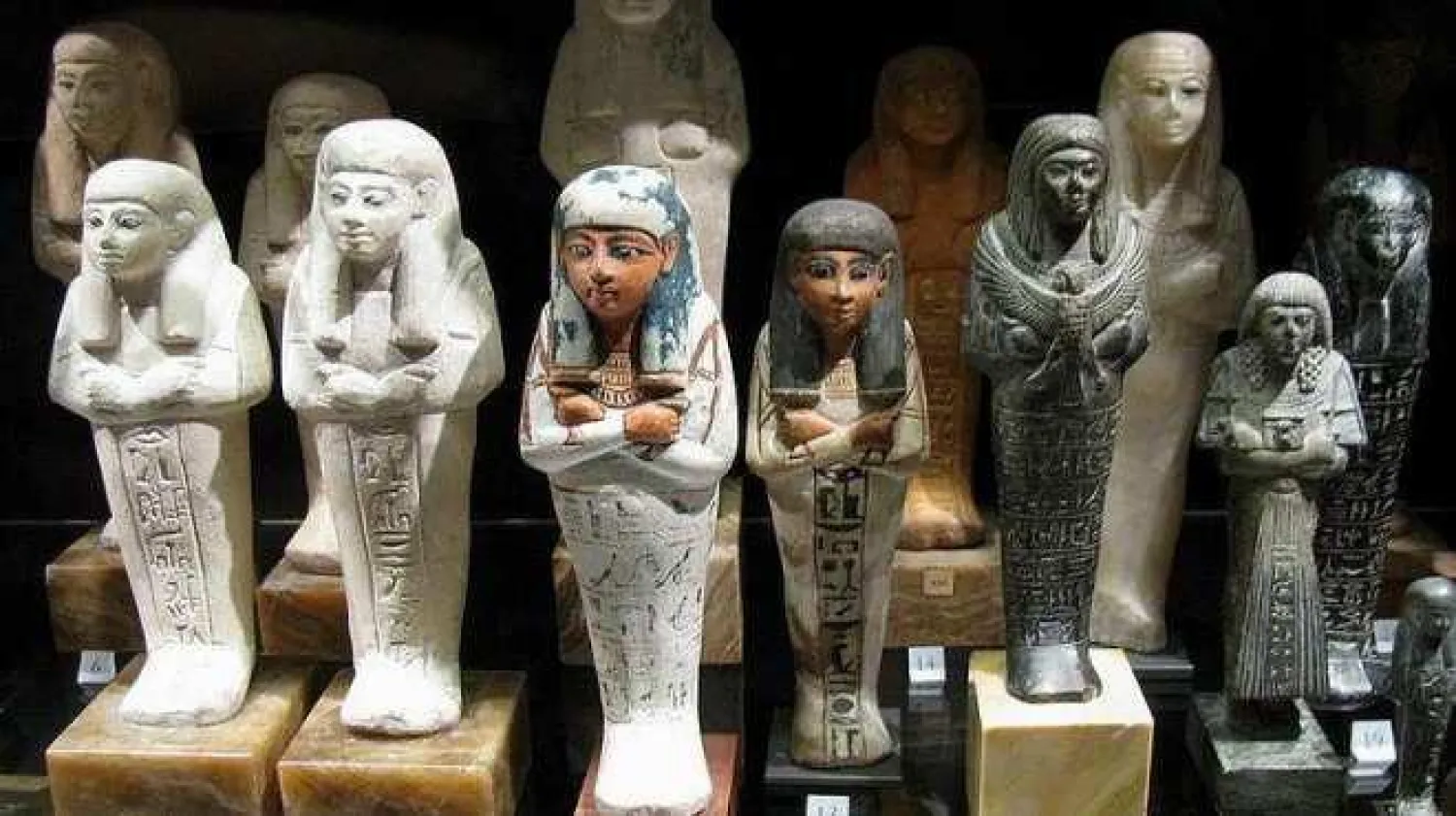 مصري يخبئ في بيته 224 تمثالا أثريا