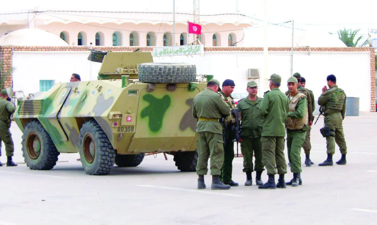 رجال أمن على الحدود التونسية - الليبية في رأس جدير لمنع تسرب الجماعات الإرهابية المتطرفة إلى أراضيها (رويترز)