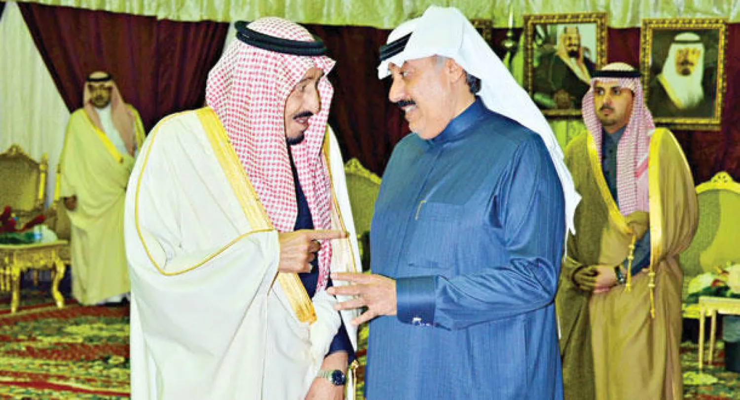 الأمير سلمان بن عبد العزيز خلال اطمئنانه على صحة خادم الحرمين الشريفين ويظهر في حديث مع الأمير متعب بن عبد الله (واس)