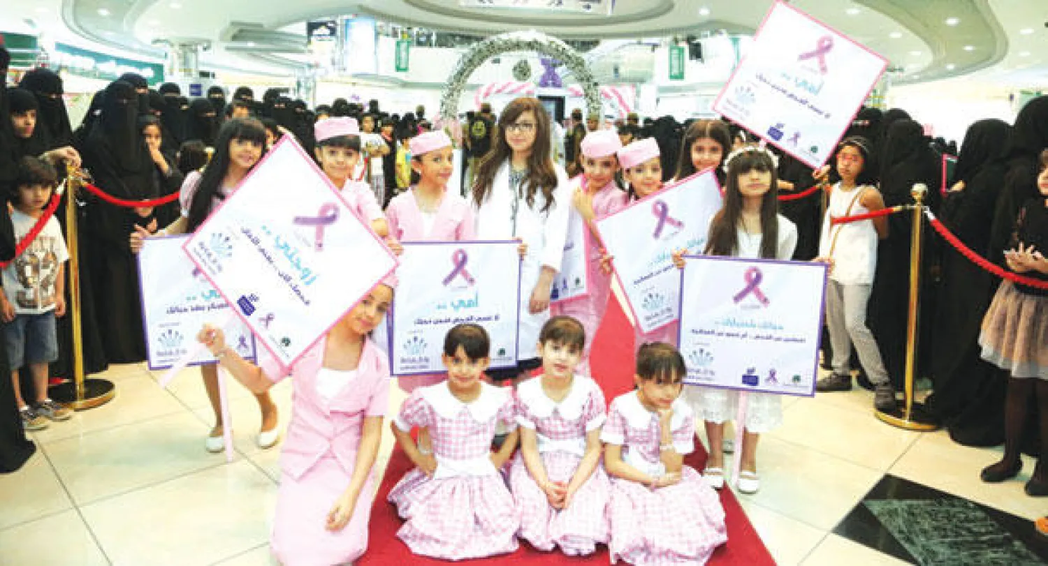 جانب من أنشطة توعوية في أحد أسواق الرياض ({الشرق الأوسط})