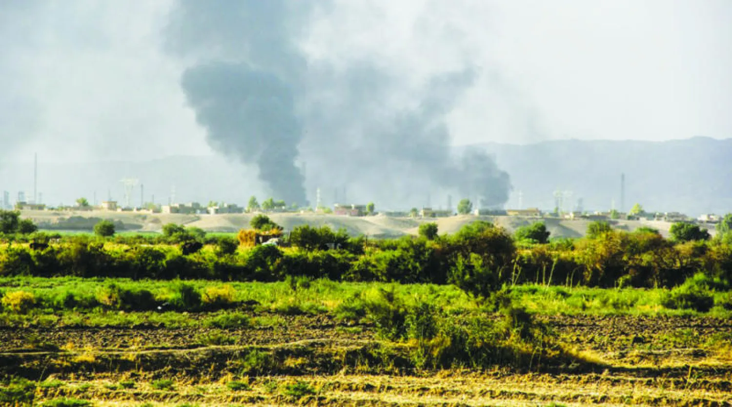 الدخان يتصاعد من مناطق في الفلوجة بعد استهدافها بقصف جوي أمس («الشرق الأوسط»)