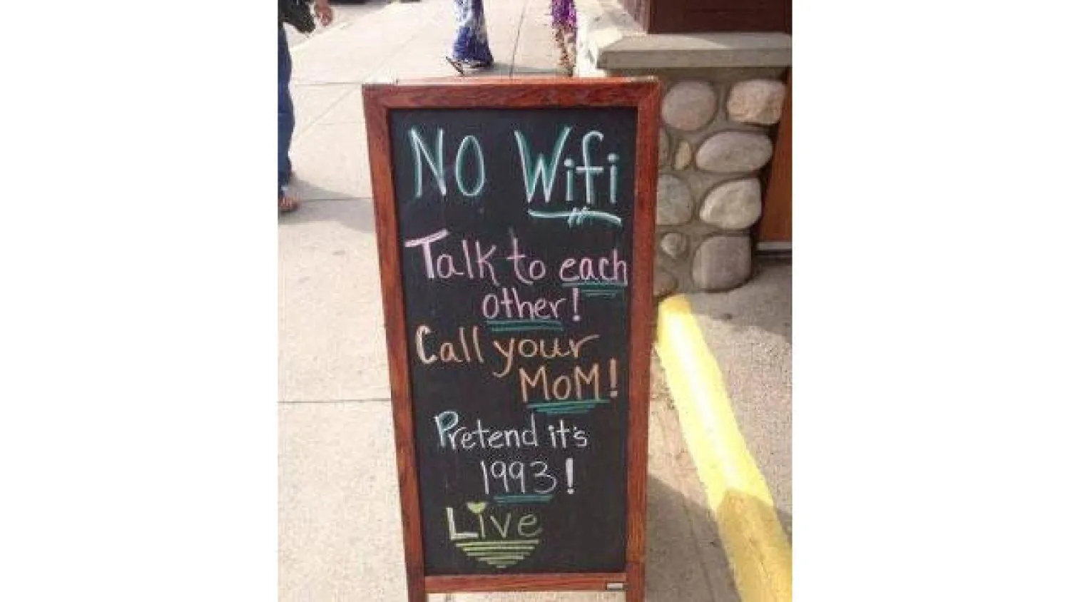 رواج كبير لفكرة «لا إنترنت .. تخيلوا أنكم في التسعينات»