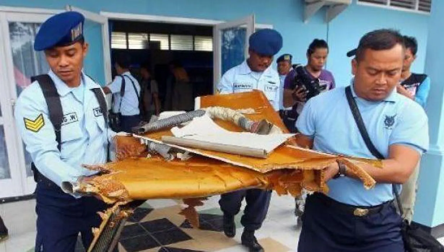 العثور على قطعتين كبيرتين من جسم الطائرة الماليزية إيه 320-200