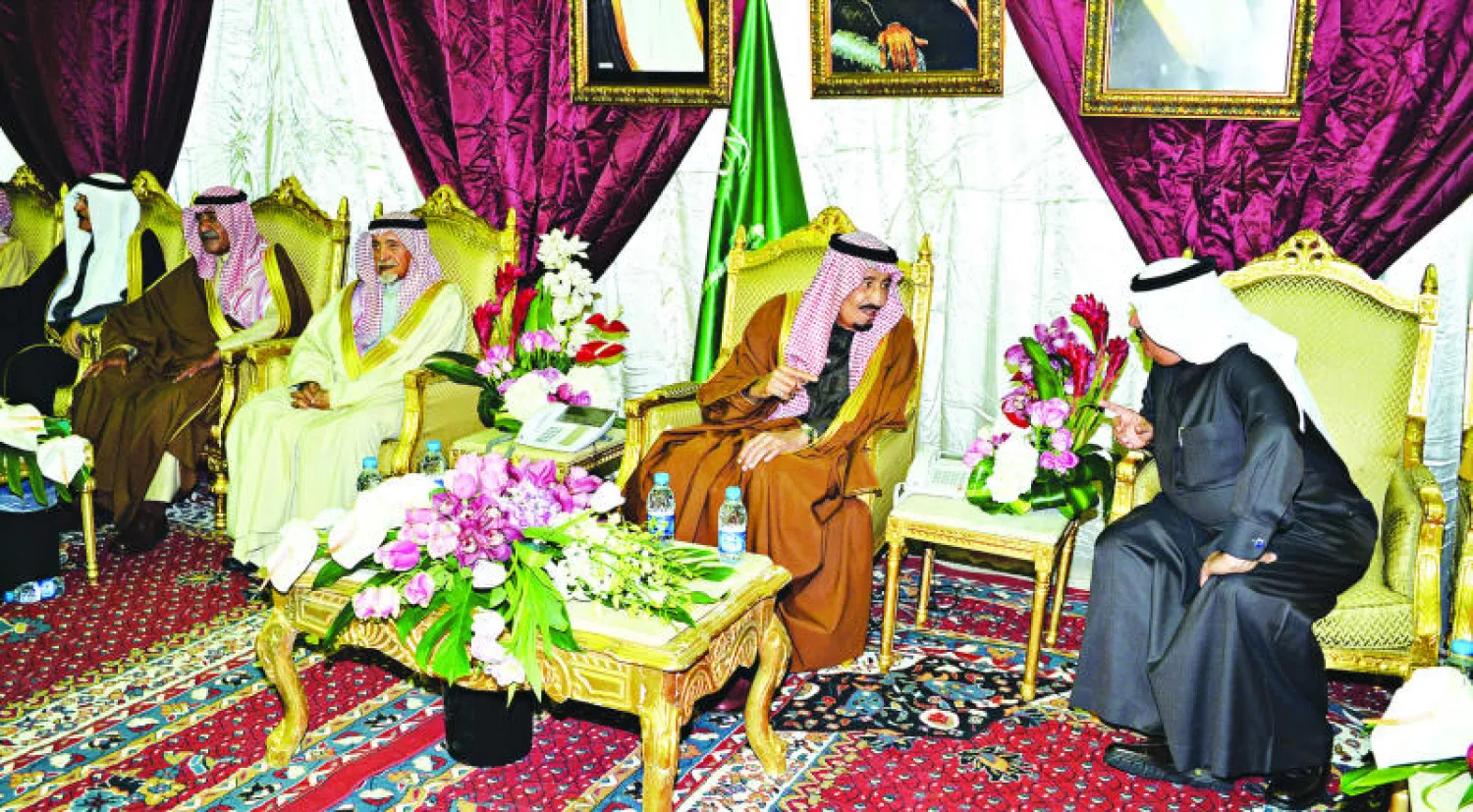 ولي العهد السعودي يتحدث مع الأمير متعب بن عبد الله خلال الزيارة.. ويبدو الأمير مقرن بن عبد العزيز ولي ولي العهد (واس)