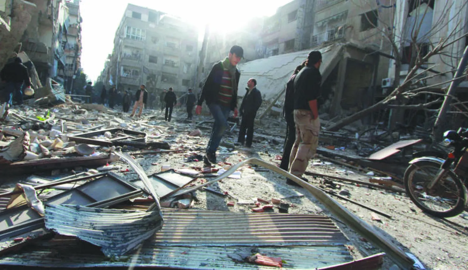 حي دوما بريف دمشق الشرقي المبتلي بقصف طيران النظام وغياب الكهرباء والوقود والحصار الغذائي وزاد عليه صراع المعارضة (رويترز)