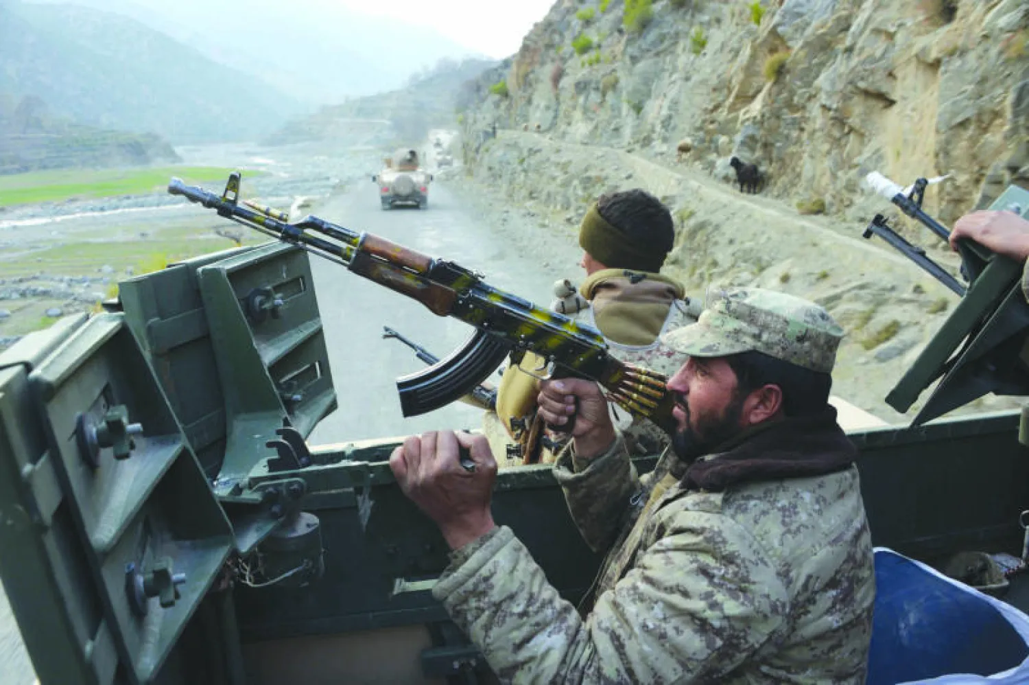 قوات مدرعة أفغانية في مقاطعة كونار القريبة من الحدود الباكستانية تطارد عناصر حركة طالبان بين البلدين (أ.ف.ب)