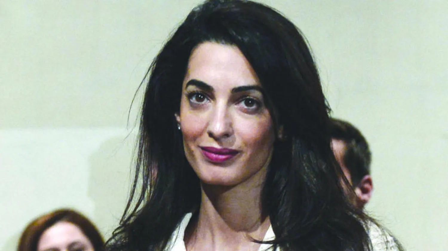 المحامية البريطانية أمل علم الدين تدافع عن أحد صحافيي «الجزيرة» في مصر (أ.ف.ب)