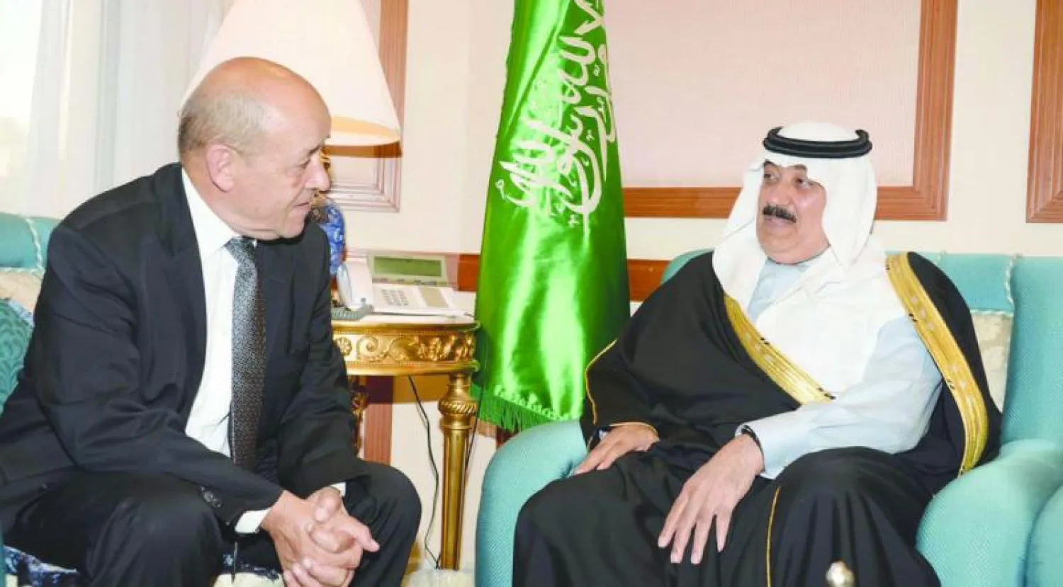 الأمير متعب بن عبد الله لدى استقباله وزير الدفاع الفرنسي الذي نقل تحيات وتقدير الرئيس فرنسوا هولاند لخادم الحرمين وتمنياته له بالشفاء العاجل (واس)