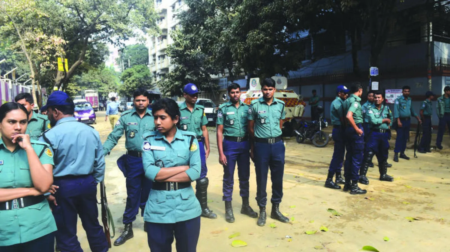 الشرطة تمنع المرور عبر طريق يؤدي إلى مقر إقامة زعيمة المعارضة في دكا أمس (أ.ف.ب)