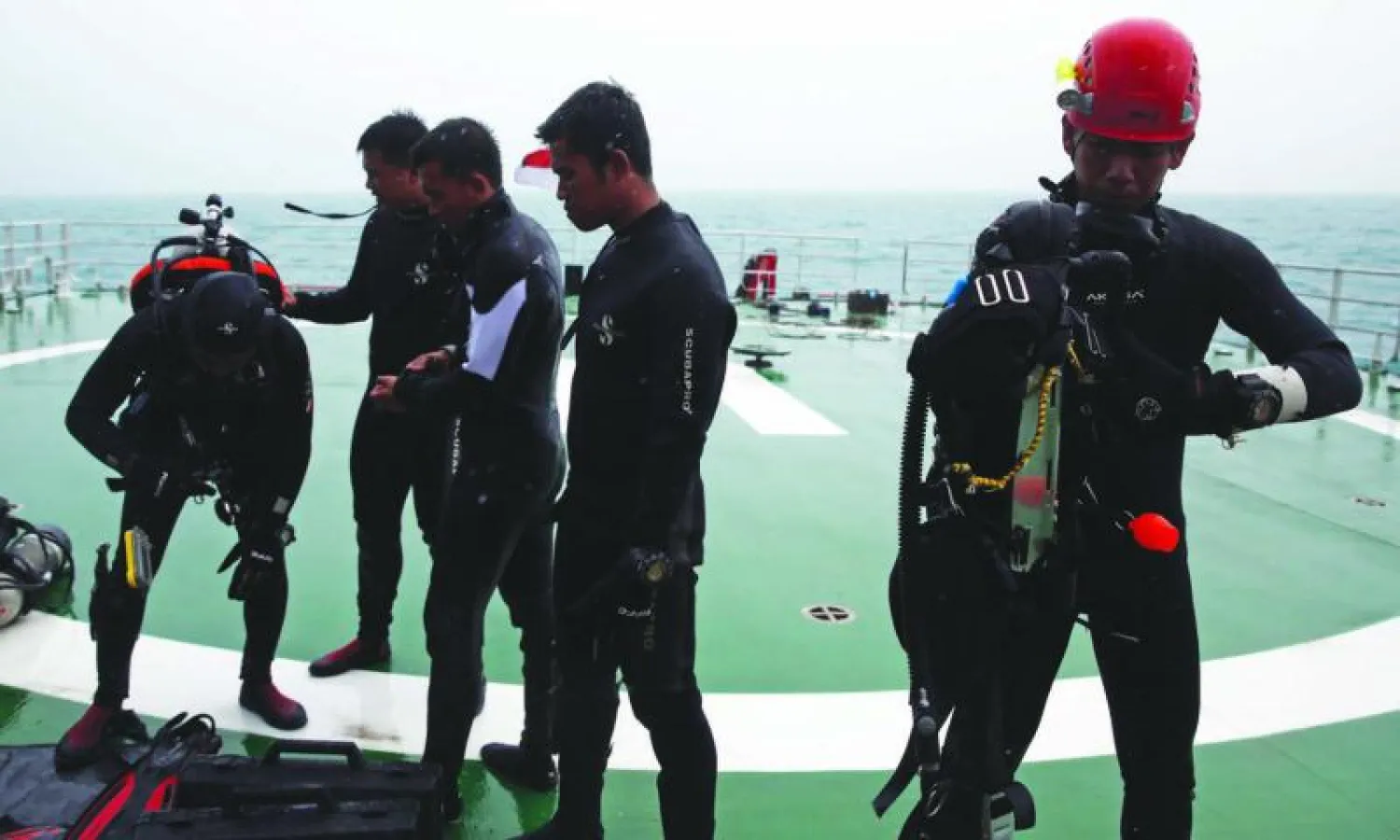 غطاسون يستعدون لبدء عملية بحث عن الضحايا في أعماق بحر جاوة أمس (رويترز)