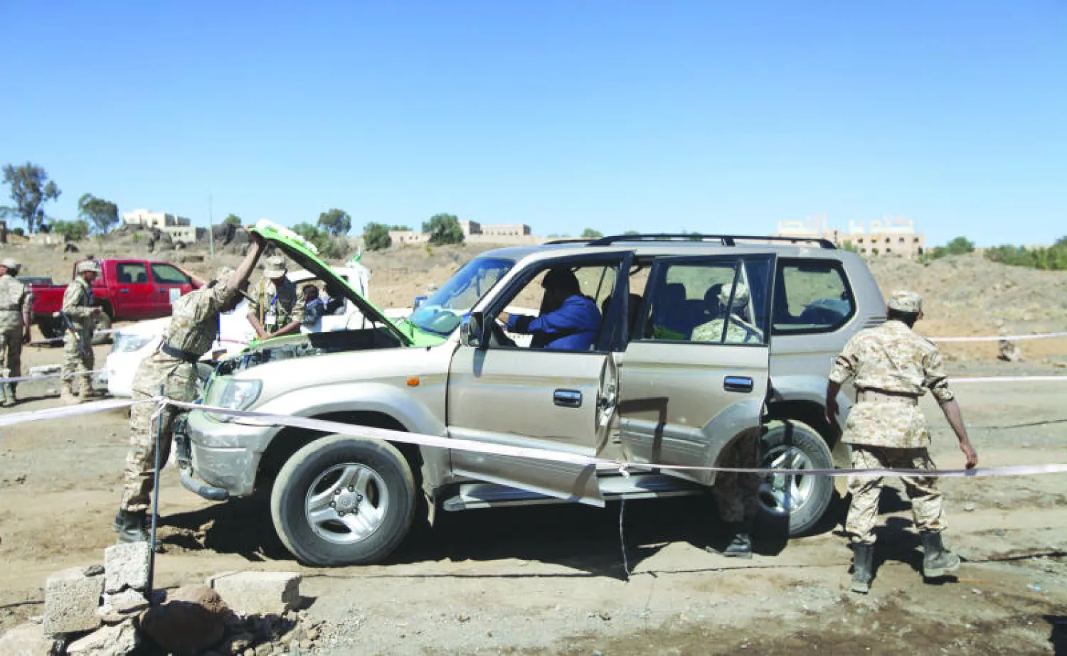 عناصر من جماعة الحوثي يفتشون سيارة أثناء أحد الاحتفالات في صنعاء (رويترز)