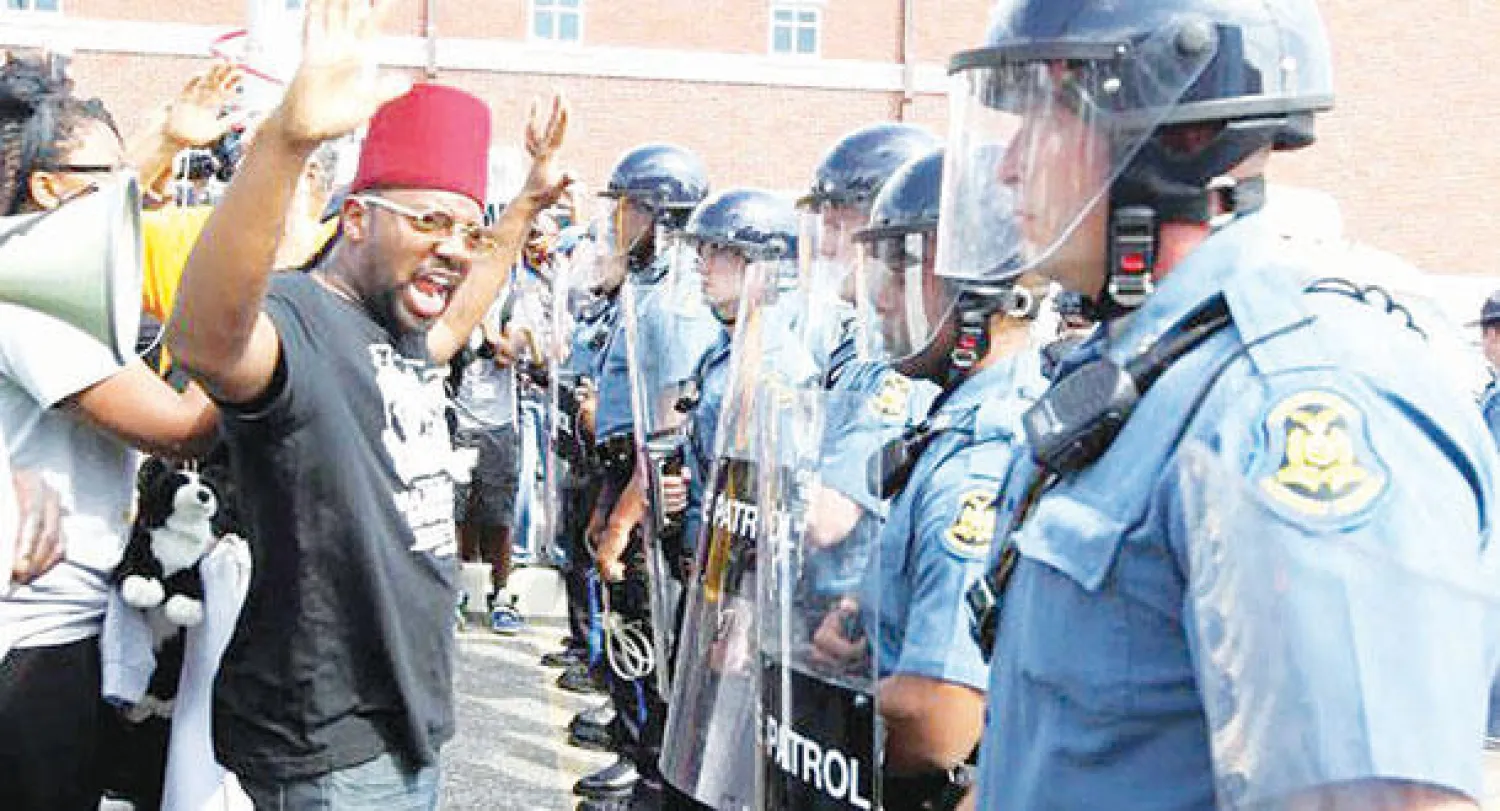 مظاهرات السود في نيويورك بعد اتهام الشرطي الأبيض داري ويلسون بقتل الشاب الأسود مايكل براون في فيرغسون (ولاية ميسوري) استقطبت تغطية إعلامية واسعة داخل أميركا وخارجها («الشرق الأوسط»)