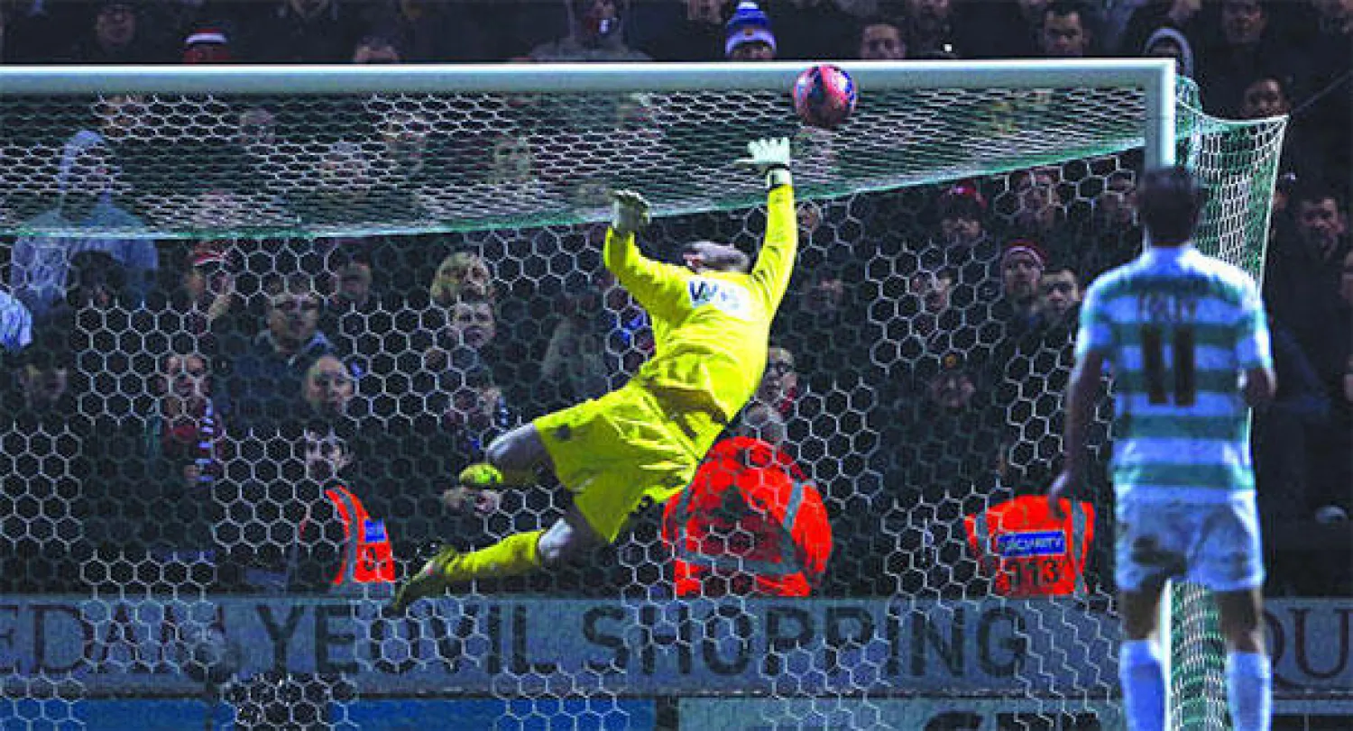 ستير حارس فريق يوفيل يفشل في التصدي لتسديدة هريرا لاعب يونايتد (أ.ف.ب)