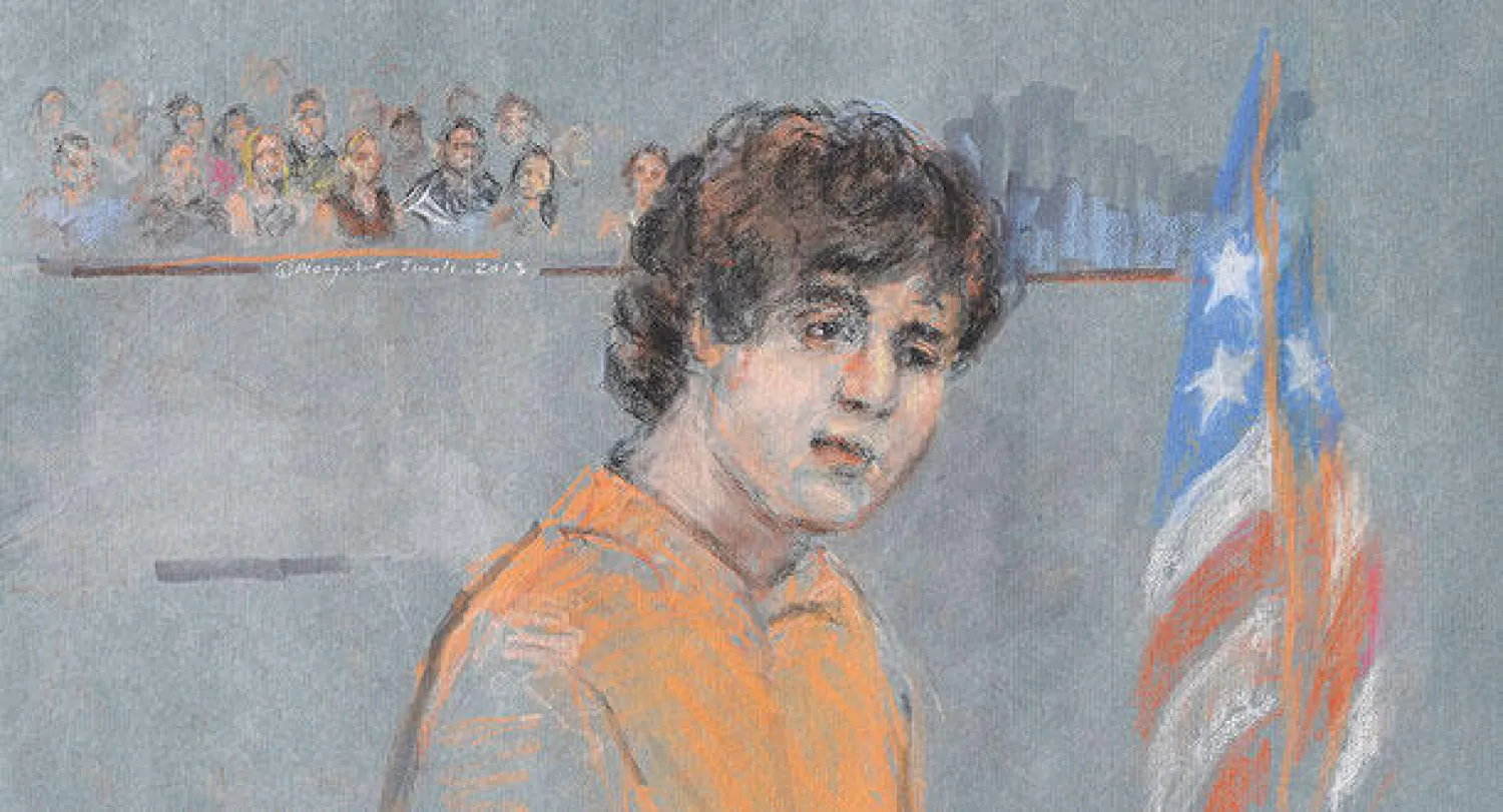 رسم توضيحي لجوهر تسارناييف المتهم في تفجيرات بوسطن أمام المحكمة الفيدرالية أمس (إ.ب.أ)