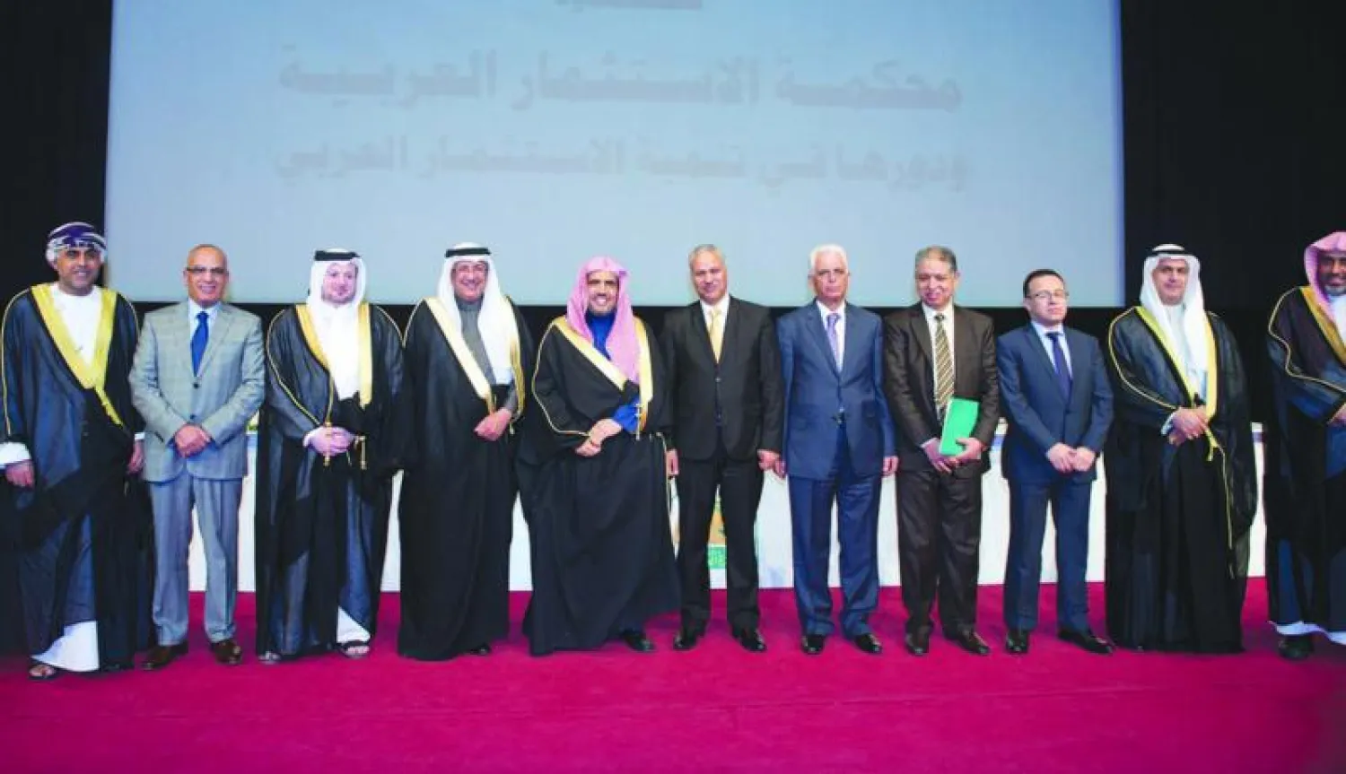 صورة جماعية للمشاركين في التجمع الاستثماري العدلي بجدة لتفعيل دور محكمة الاستثمار العربية والتعريف بها («الشرق الأوسط»)