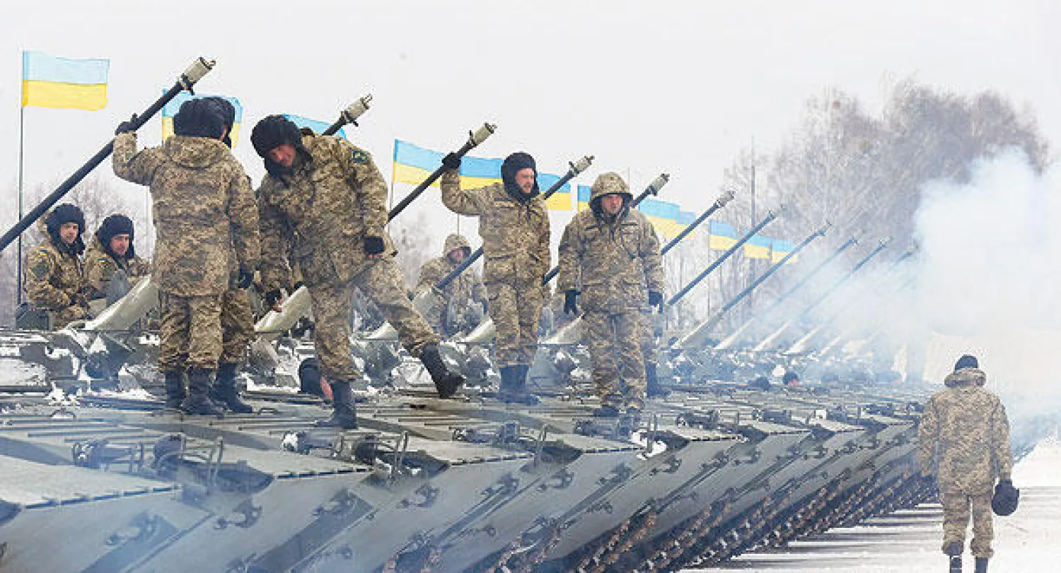 جنود أوكرانيون يتفقدون دبابات جديدة تسلموها أمس (أ.ب.أ)