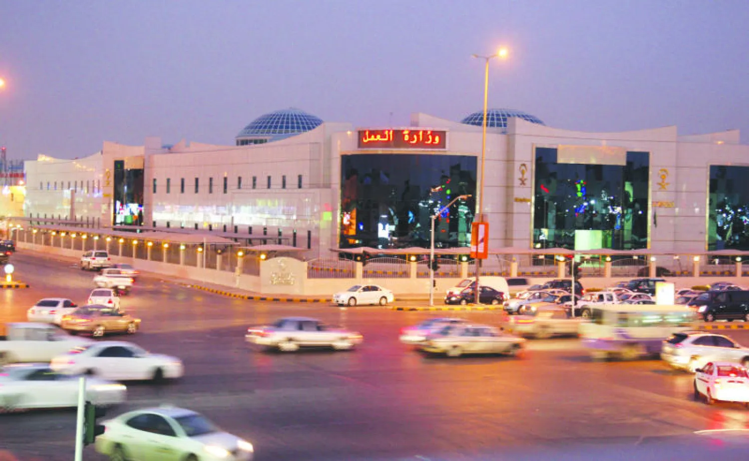 وزارة العمل السعودية أطلقت خلال الأعوام الثلاثة الماضية حزمة من البرامج التي تستهدف رفع معدلات توطين الوظائف («الشرق الأوسط»)