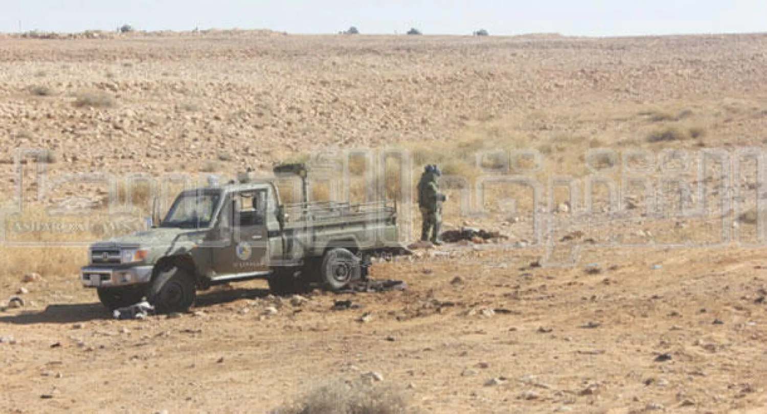 صورة خاصة حصلت عليها «الشرق الأوسط» ويظهر فيها رجل أمن يرتدي زيا واقيا لتفحص موقع وجثة أحد الإرهابيين