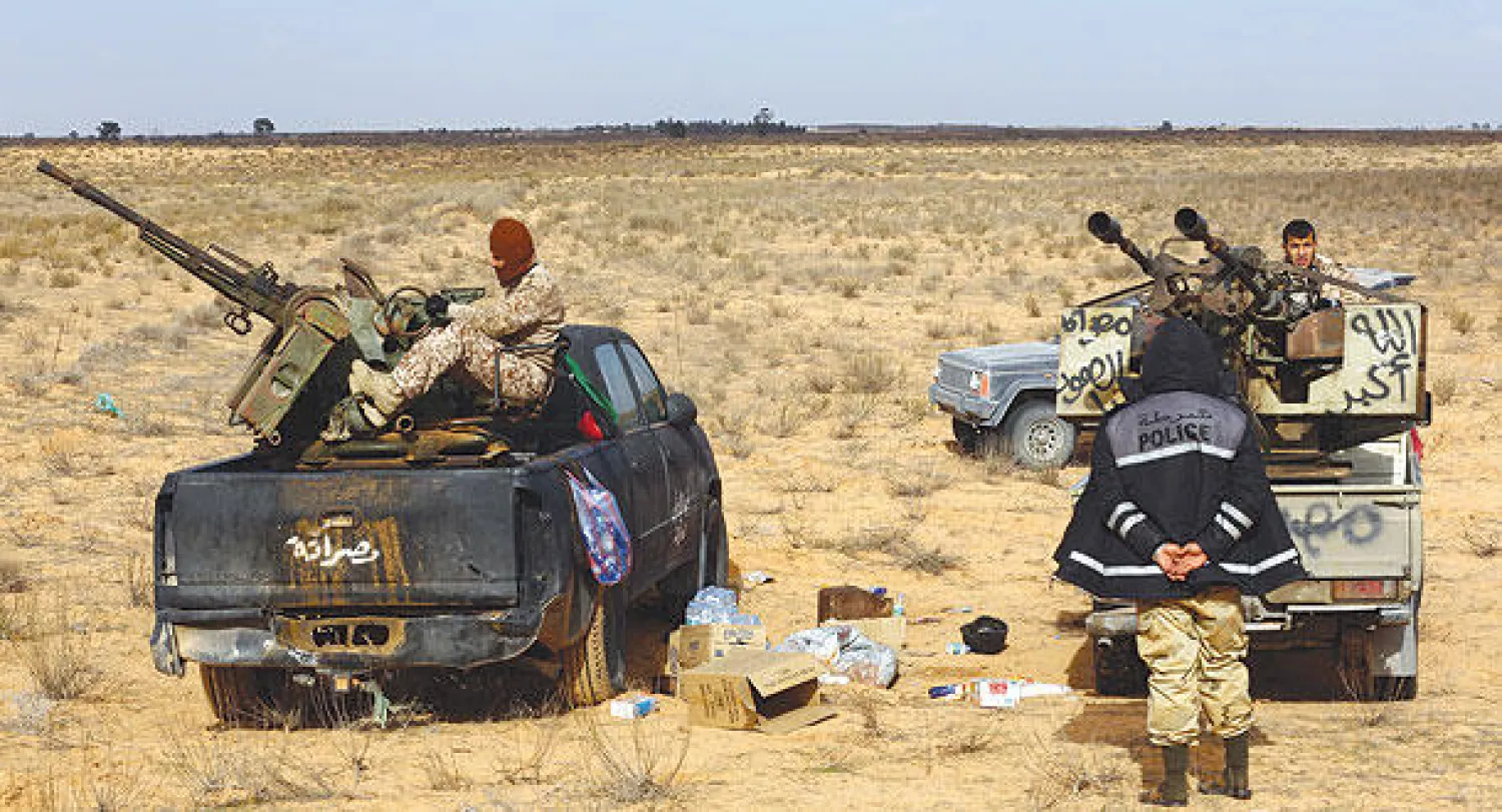 ميليشيات من «فجر ليبيا» لدى اشتباكات بينهم وبين قوات تابعة للجيش الليبي بالقرب من قاعدة الوطية غرب العاصمة طرابلس أمس (أ. ف. ب)