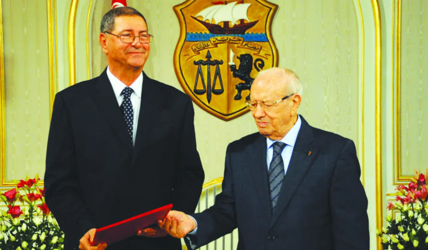 الرئيس التونسي الباجي قائد السبسي خلال تكليفه الحبيب الصيد برئاسة الحكومة الجديدة أمس (أ.ب)