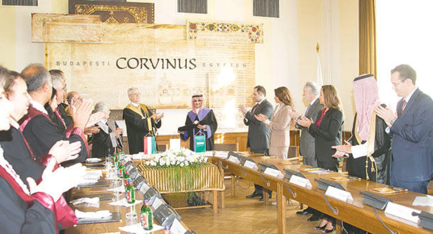 تسليم الأمير الوليد بن طلال الشهادة الفخرية