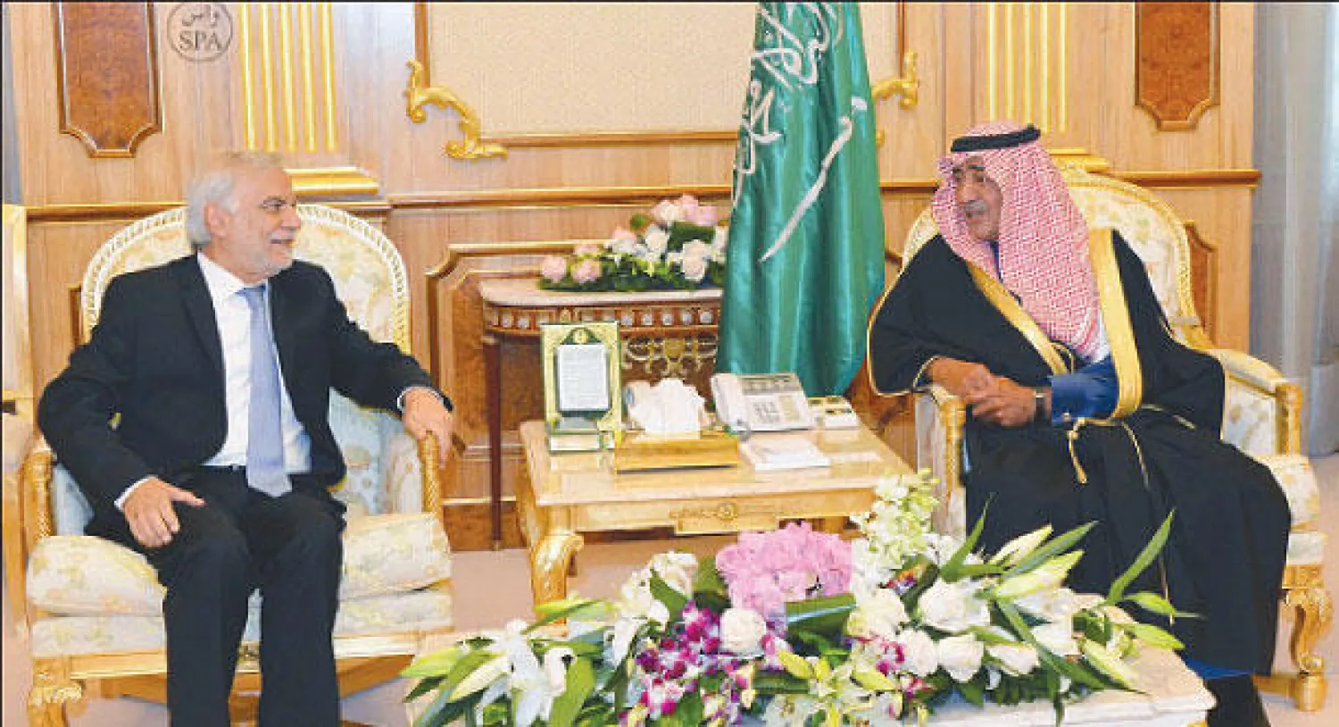 الأمير مقرن بن عبد العزيز لدى استقباله السفير العراقي  في الرياض أمس (واس)