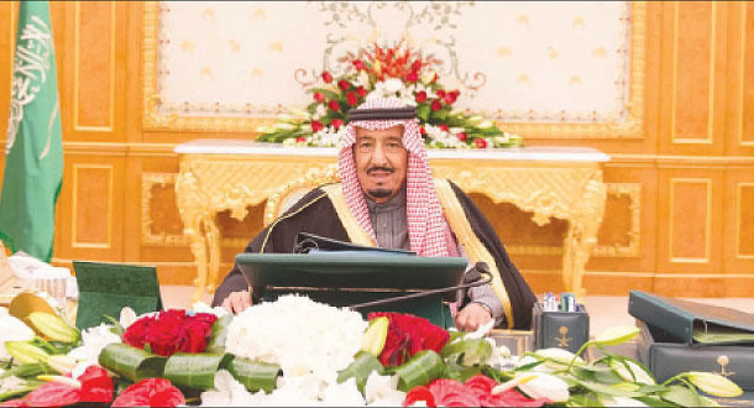 الأمير سلمان بن عبد العزيز لدى ترؤسه جلسة مجلس الوزراء أمس (واس)