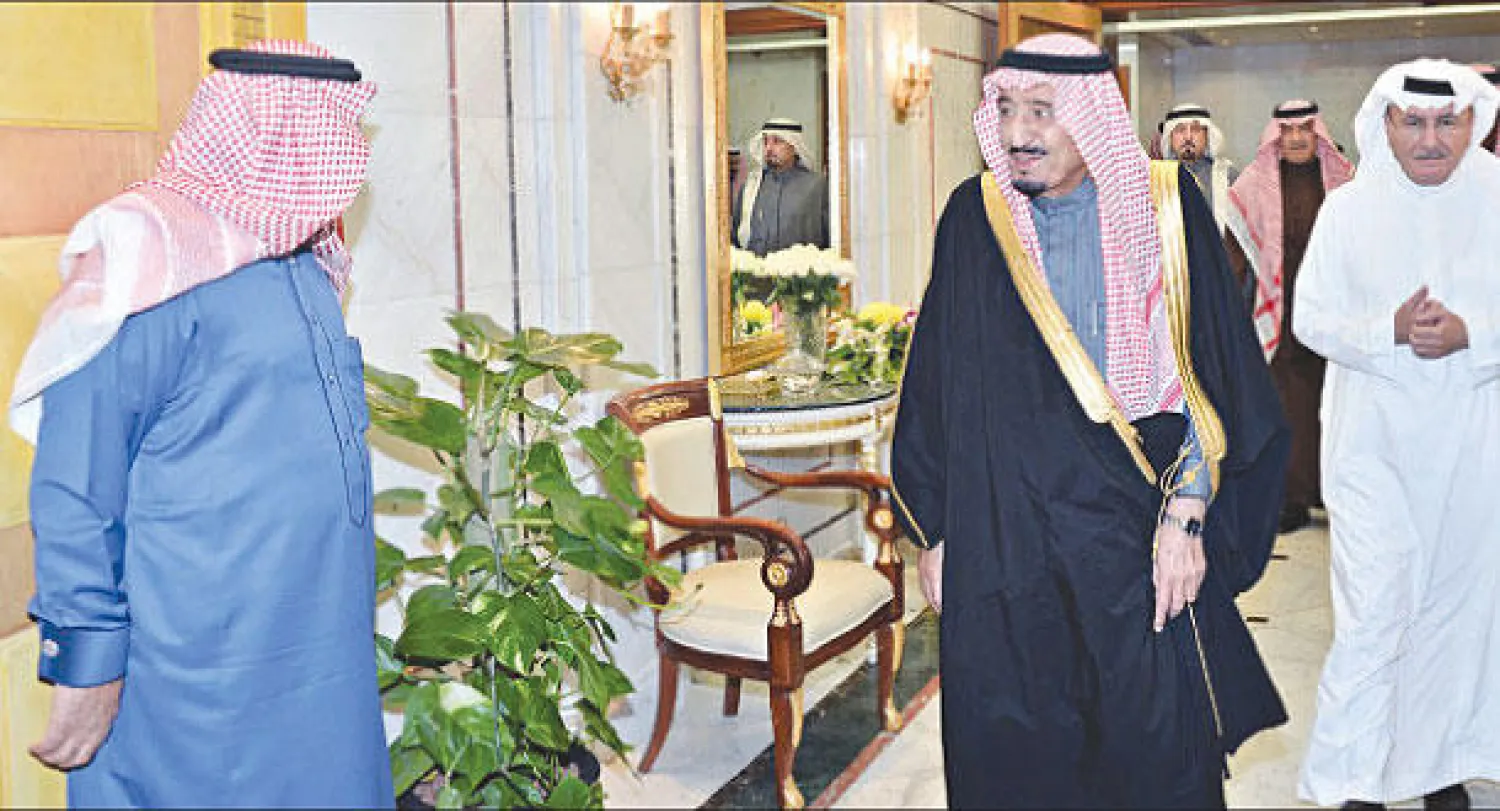 ولي العهد خلال اطمئنانه على خادم الحرمين ويبدو الأمير خالد بن عبد الله والأمير عبد العزيز بن عبد الله نائب وزير الخارجية والأمير مشعل بن عبد الله أمير منطقة مكة المكرمة