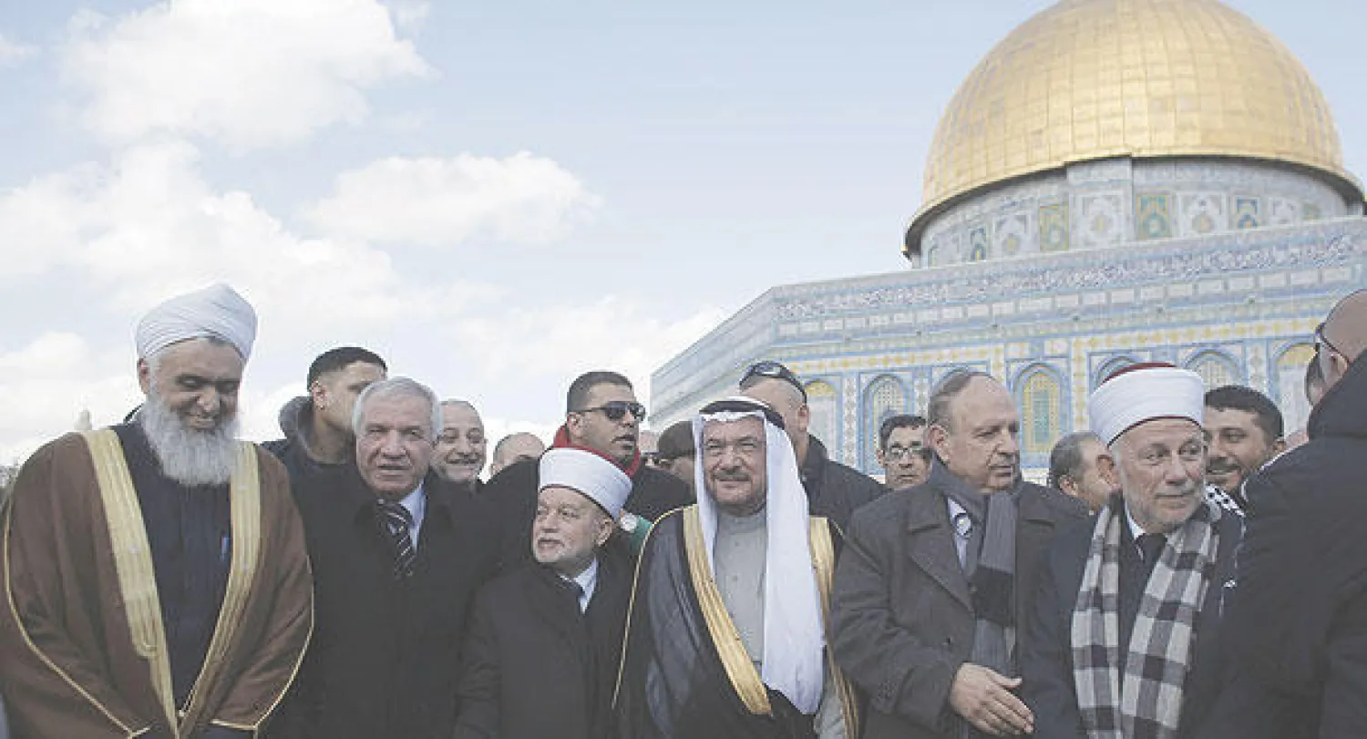 إياد مدني وسط عدد من الزعامات الإسلامية خارج مسجد قبة الصخرة بعد زيارته للأقصى (أ.ف.ب)