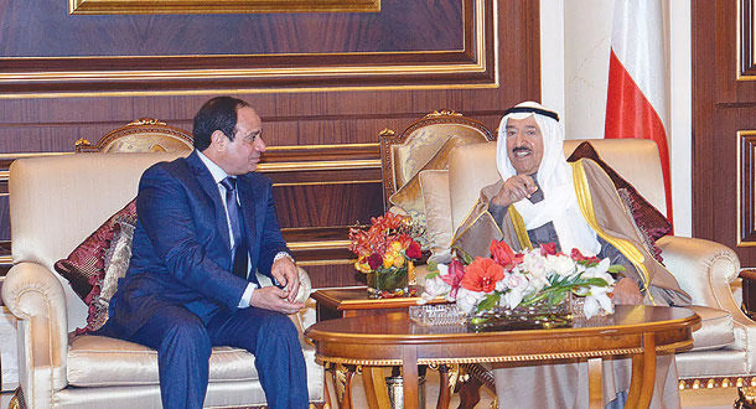 الشيخ صباح الأحمد الجابر الصباح أمير دولة الكويت لدى استقباله الرئيس المصري عبد الفتاح السيسي في جلسة مباحثات في قصر بيان بالعاصمة الكويتية أمس (أ.ف.ب)