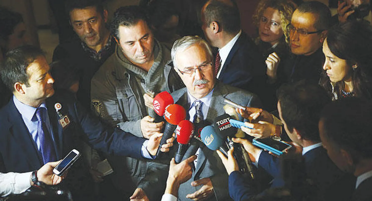 النائب عن حزب العدالة والتنمية الحاكم في تركيا حقي كويلو يتحدث للصحافيين أمس  بعد تصويت لجنة برلمانية يترأسها ضد إحالة أربعة وزراء سابقين إلى المحاكمة بشبهة الفساد (أ.ف.ب)