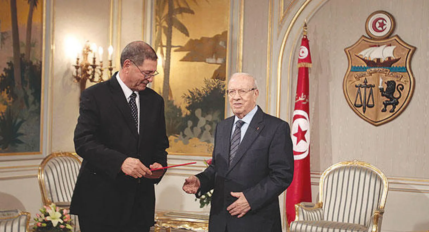 الرئيس التونسي المنتخب حديثا الباجي قائد السبسي أثناء تكليفه الحبيب الصيد تشكيل الحكومة أمس (رويترز)