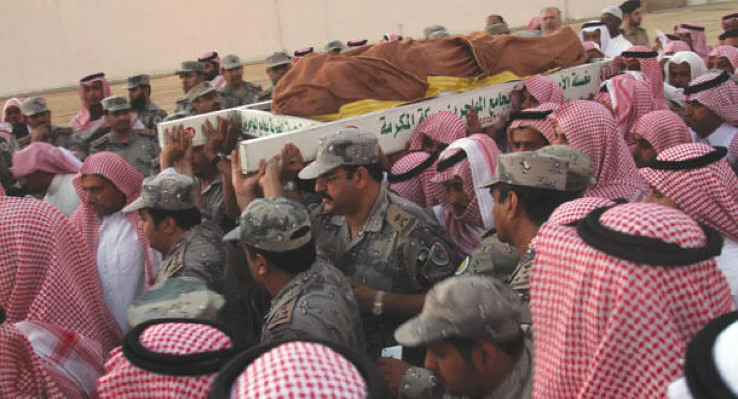 العميد الفقيد عودة بن معوض البلوي قائد حرس الحدود بالمنطقة الشمالية الراحل محمولا على أعناق ذويه وزملائه قبل مواراته الثرى في مقبرة العدل بمكة المكرمة صباح أمس (تصوير: أحمد حشاد)