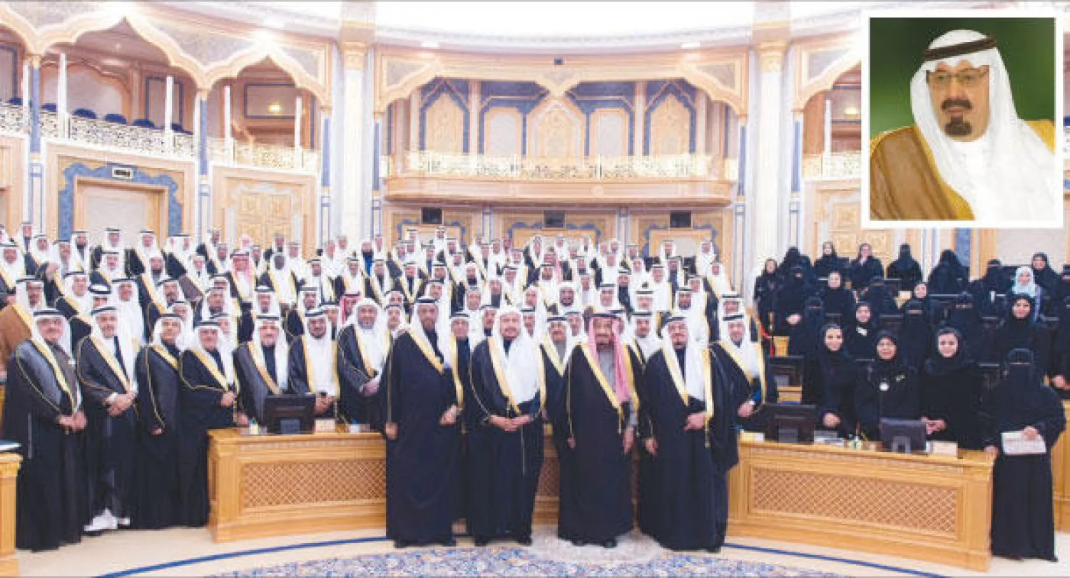 ولي العهد السعودي الأمير سلمان متوسطا رئيس وأعضاء وعضوات مجلس الشورى أمس (واس)