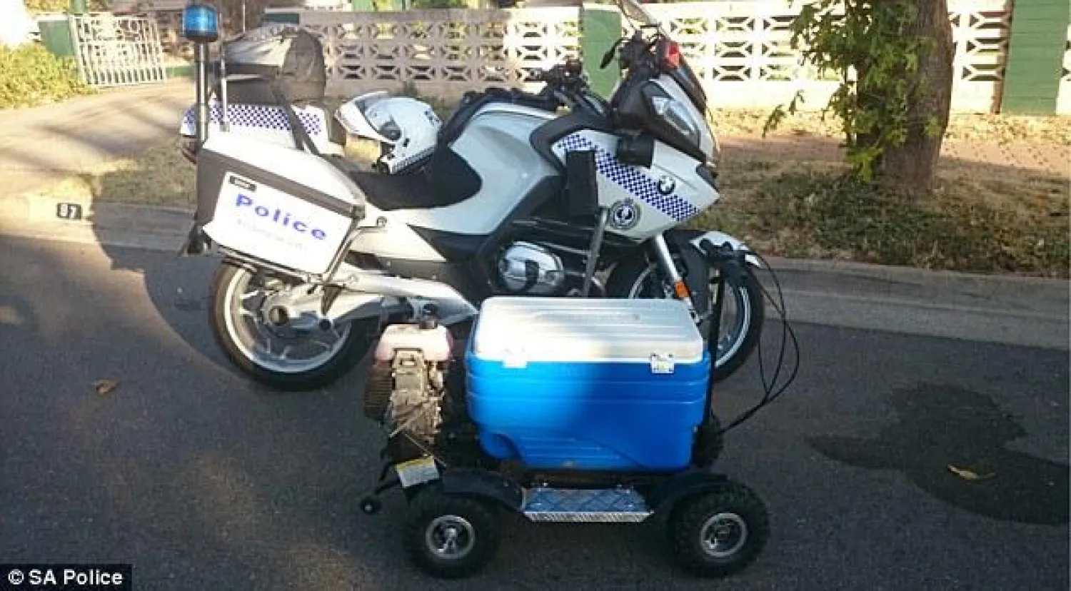 خرق قانون السير بأستراليا بقيادة مبرد ثلج