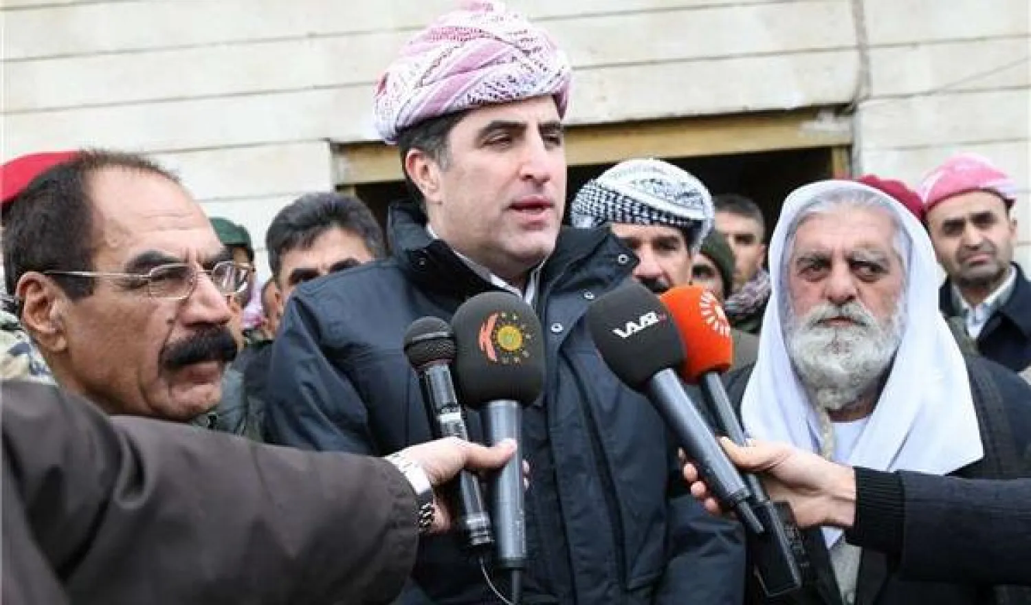 صورة من موقع حكومة إقليم كردستان لرئيس الحكومة نيجيرفان بارزاني خلال زيارته أمس مناطق حررتها قوات البيشمركه أخيرا في قضاء سنجار