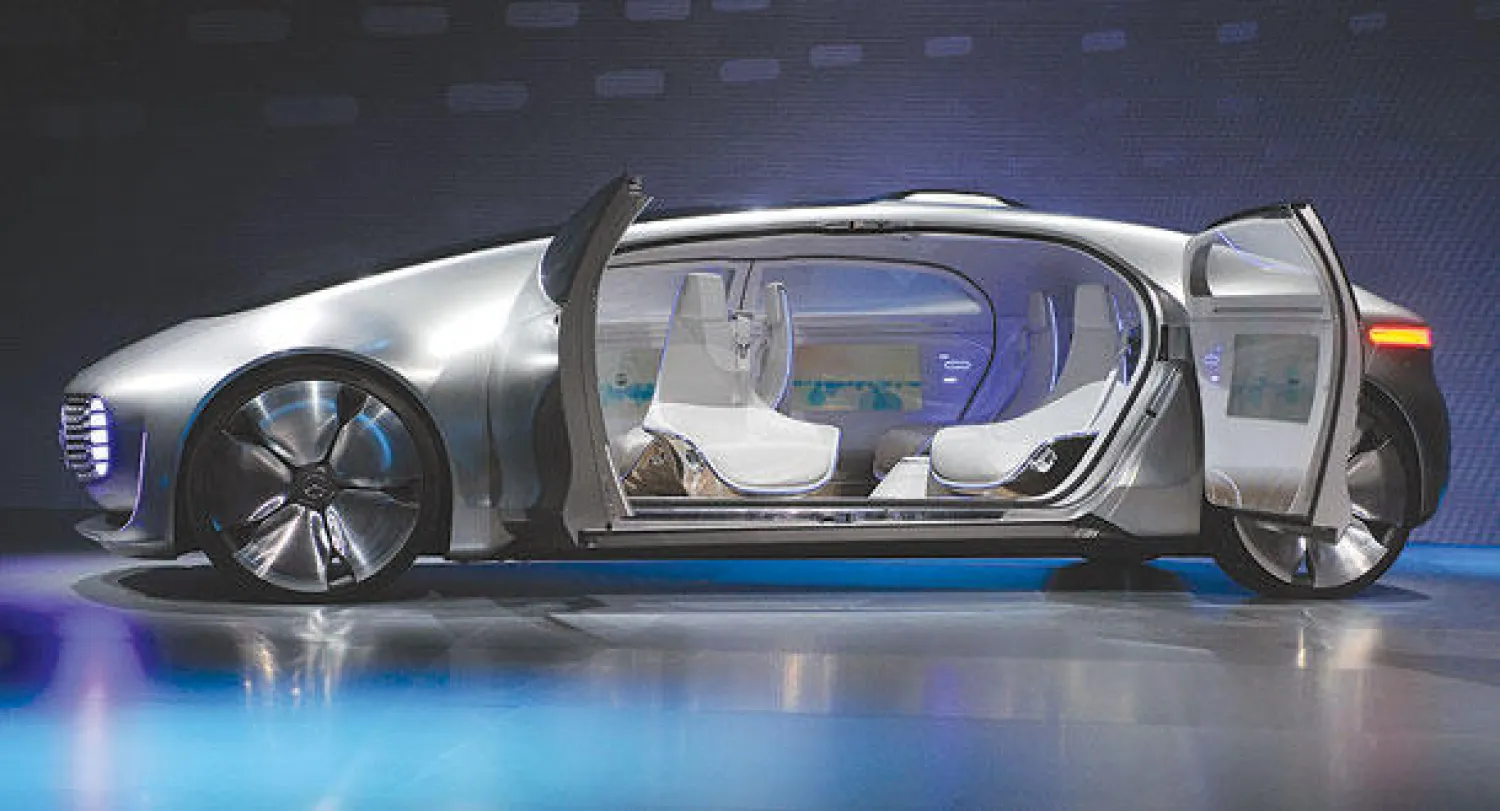 نظام القيادة الذاتية طورته شركة «مرسيدس-بنز» في سيارتها الجديدة (أ.ف.ب) 