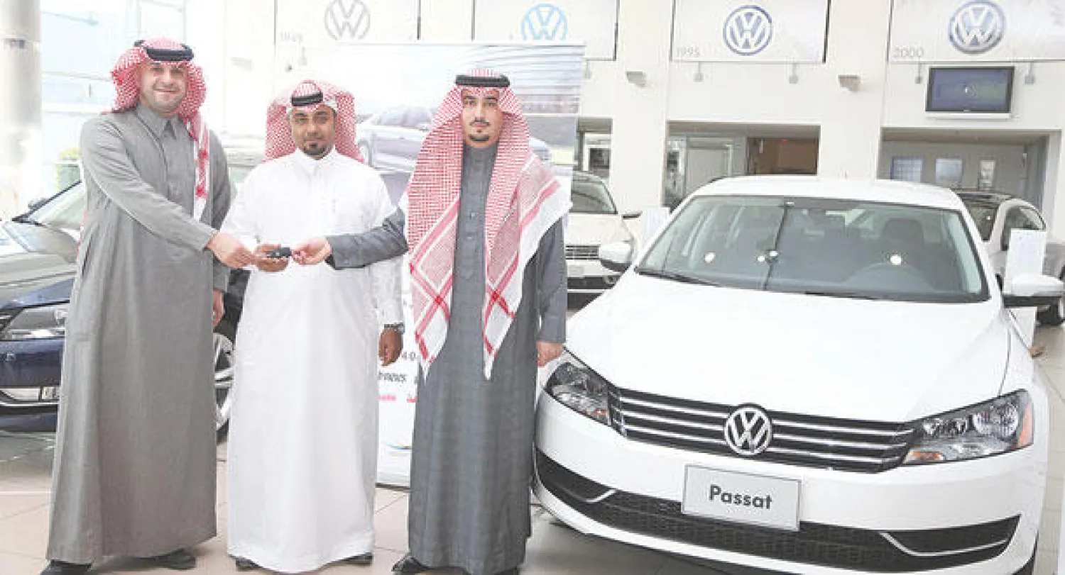 تسليم الفائز الأول بحملة نهاية عام 2014.