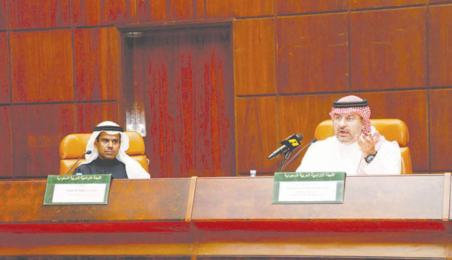 الأمير عبد الله بن مساعد خلال المؤتمر الصحافي أمس وإلى جانبه فوزي الجاسر (تصوير: سعد العنزي)