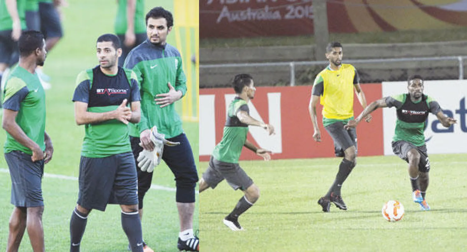 جانب من تدريبات الأخضر أمس في معسكر أستراليا   -  الشمراني والجاسم في حديث جانبي قبل المران