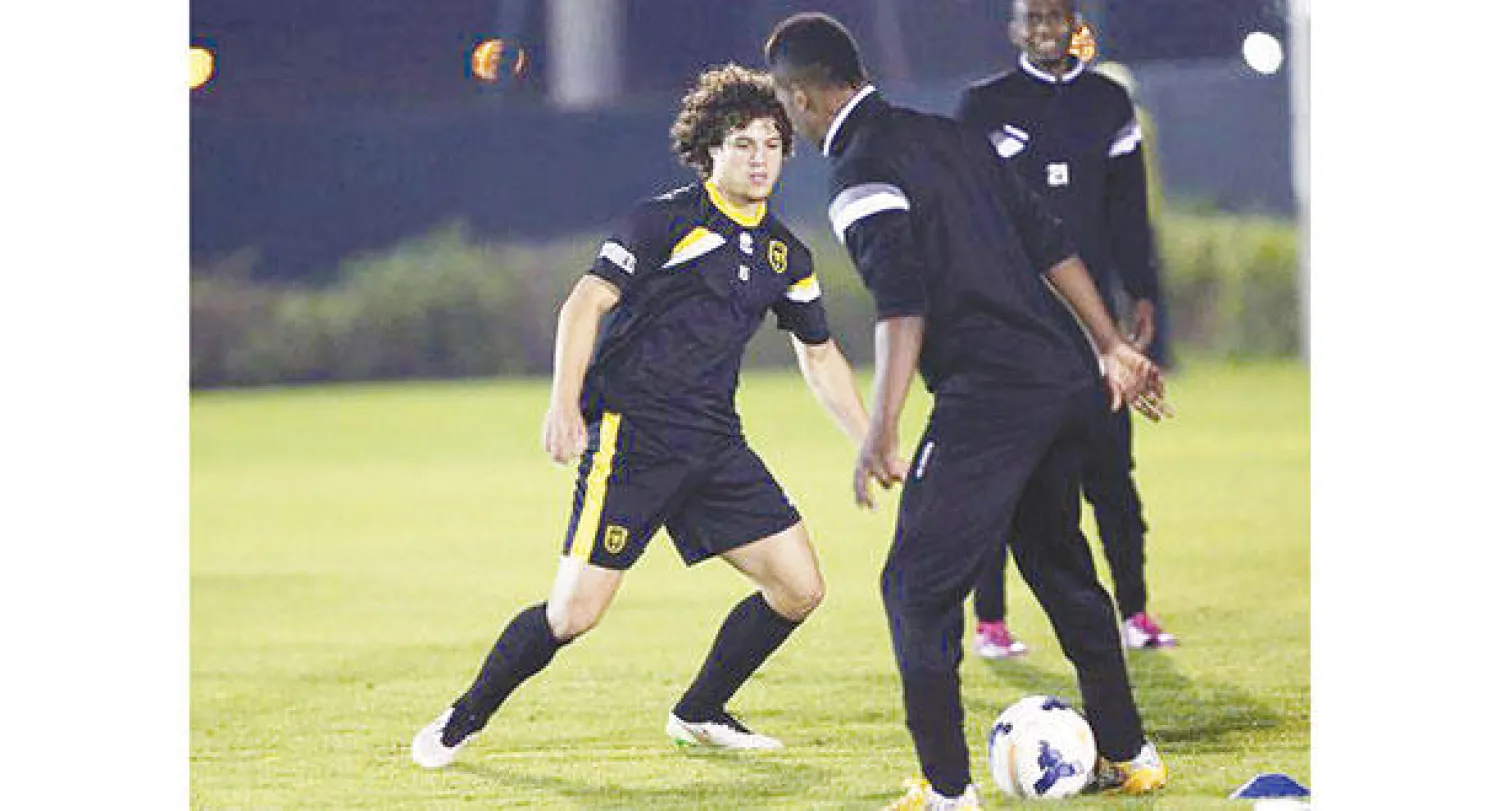 صراع على الكرة بين نور وباجندوح خلال المران